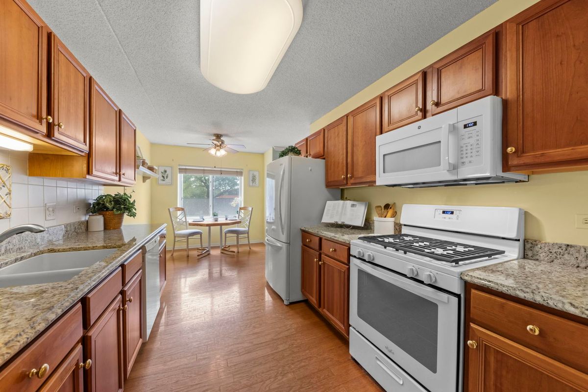 31 E Grove St #201, Lombard, IL 60148 — photo 2