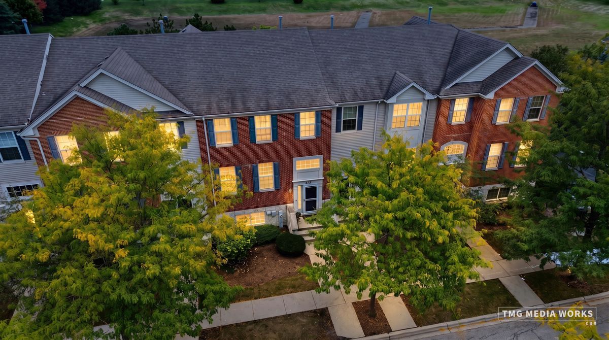 815 Lewisburg Ln, Aurora, IL 60504