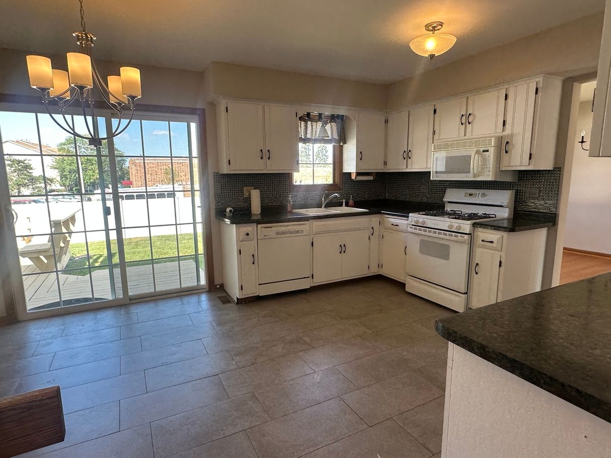 6828 Westview Dr, Oak Forest, IL 60452 — photo 4