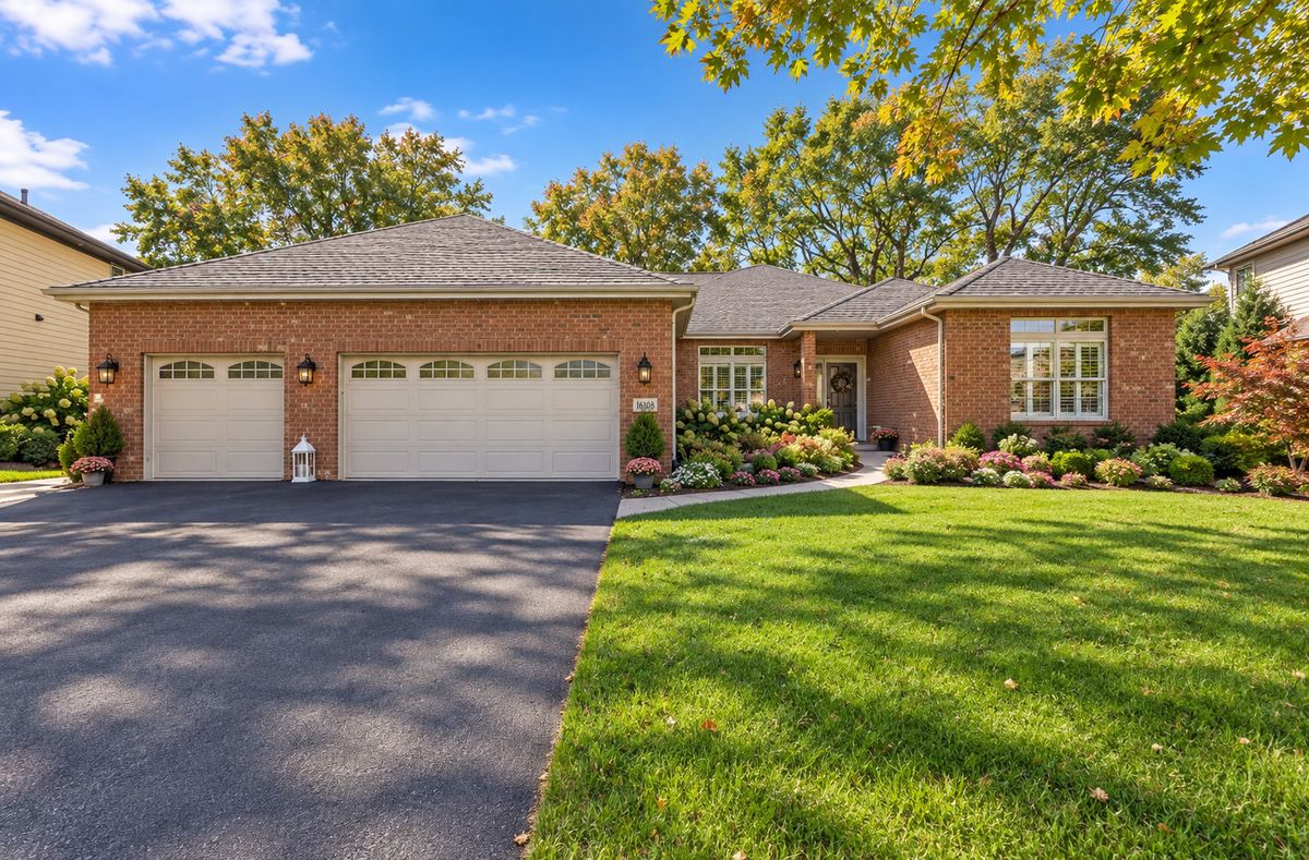 18018 S McCabe Ln, Lockport, IL 60441