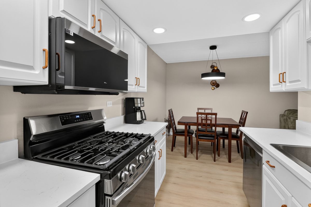 8020 Woodglen Ln #202, Downers Grove, IL 60516 — photo 5