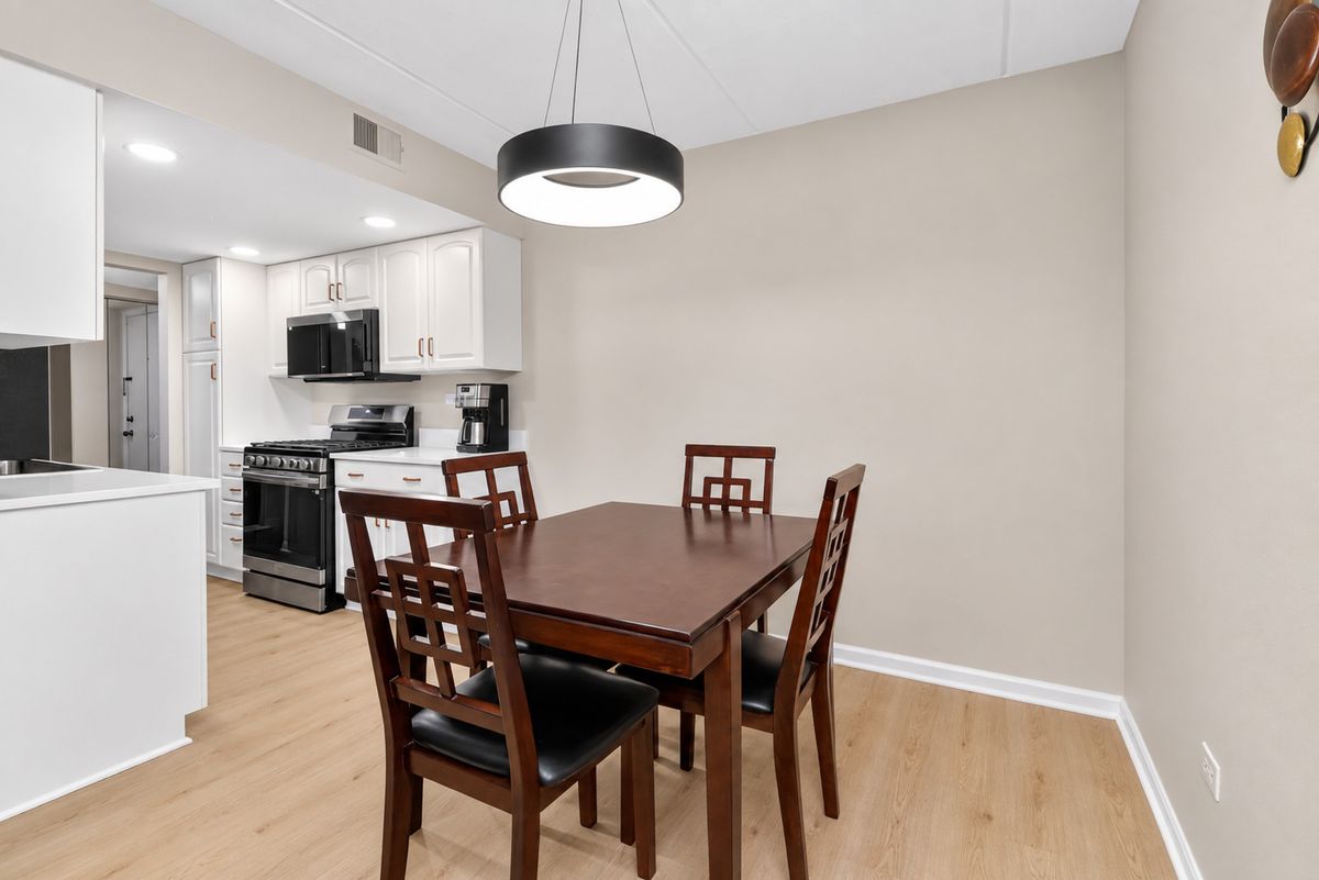 8020 Woodglen Ln #202, Downers Grove, IL 60516 — photo 4