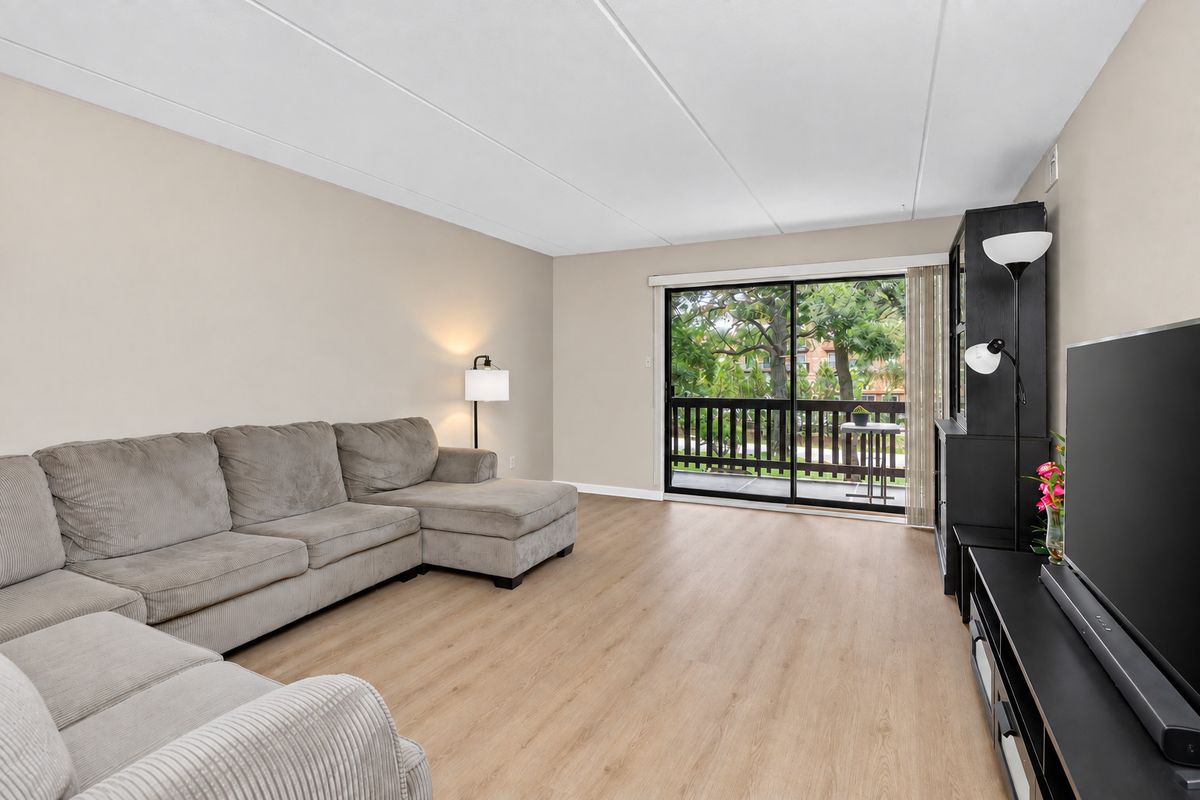8020 Woodglen Ln #202, Downers Grove, IL 60516 — photo 2
