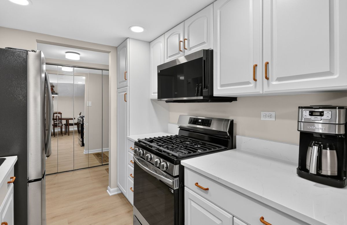 8020 Woodglen Ln #202, Downers Grove, IL 60516 — photo 6