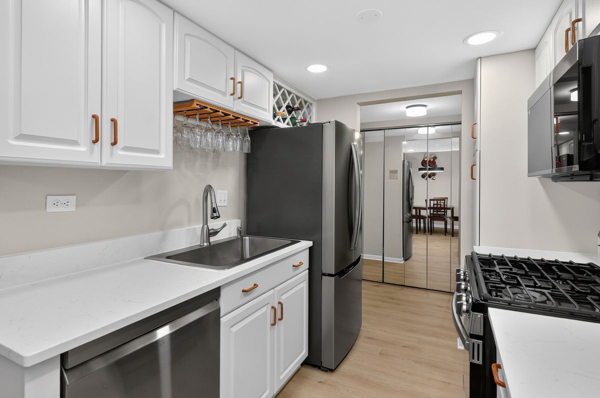 8020 Woodglen Ln #202, Downers Grove, IL 60516 — photo 7