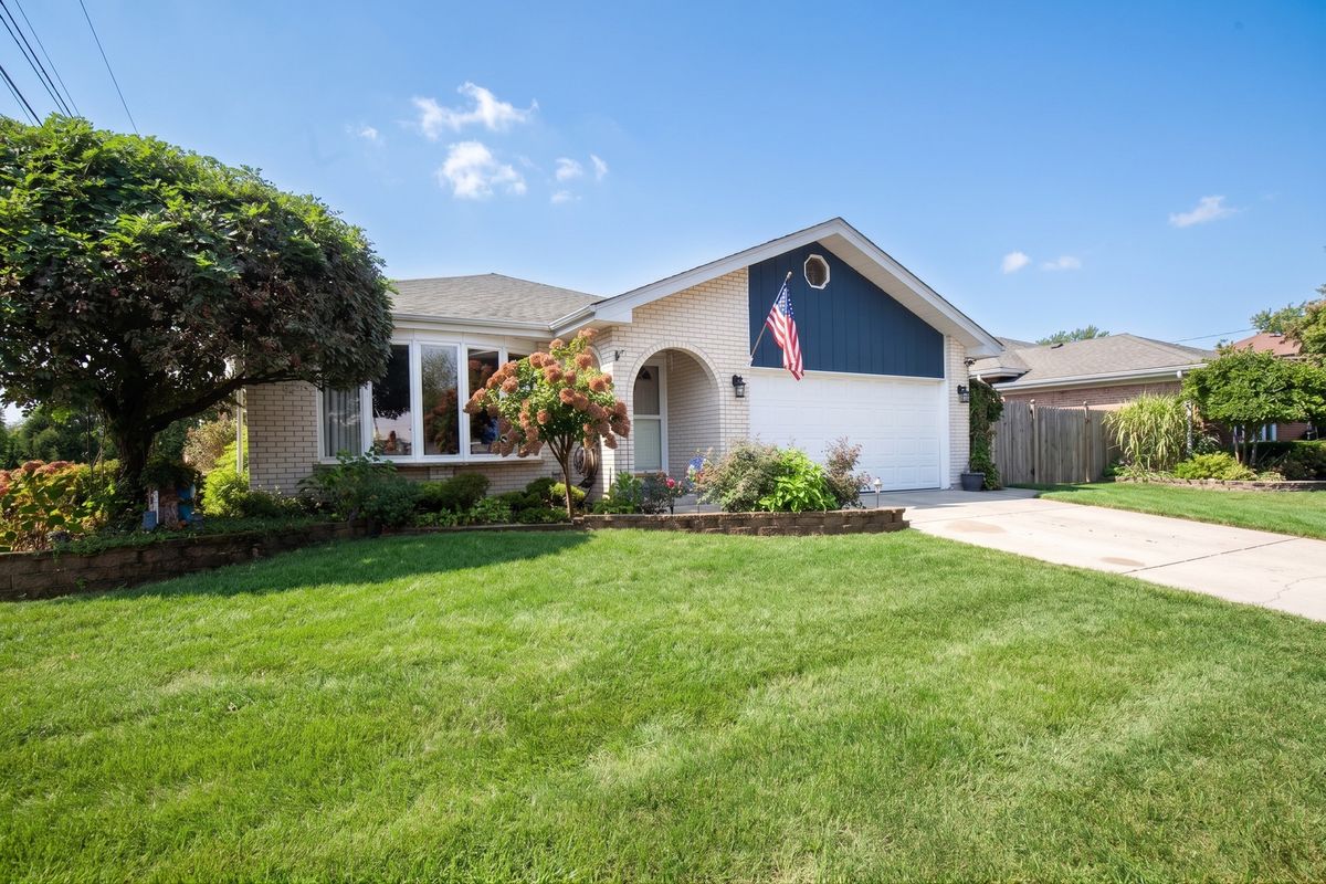 9430 S 69th Ave, Oak Lawn, IL 60453