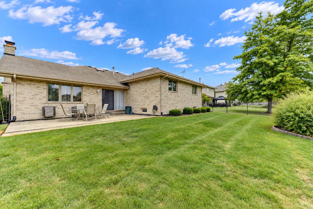 8600 Henke Dr, Tinley Park, IL 60487 — photo 3