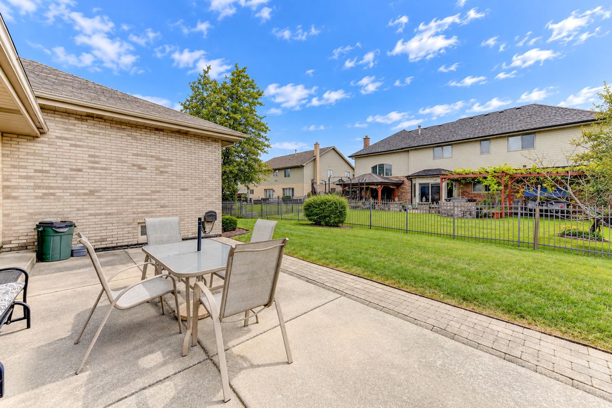 8600 Henke Dr, Tinley Park, IL 60487 — photo 2