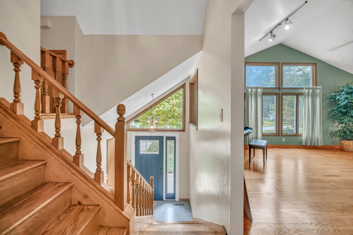 7n140 Nancy Ln, St. Charles, IL 60175 — photo 4