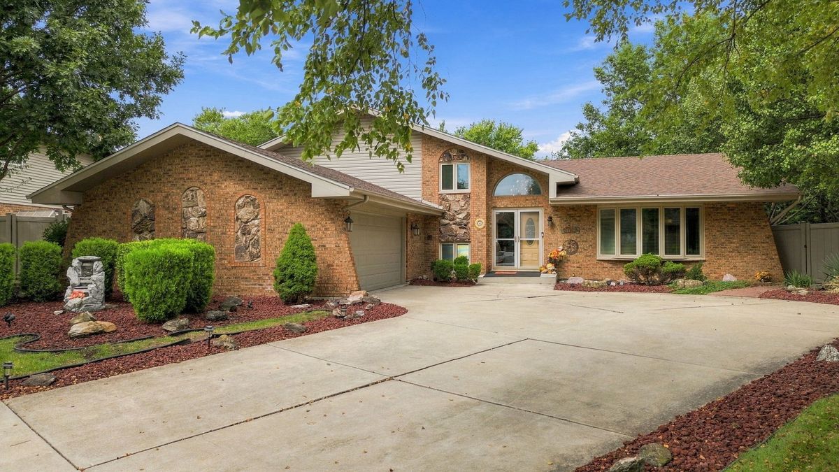8040 Chippewa Trl, Tinley Park, IL 60477