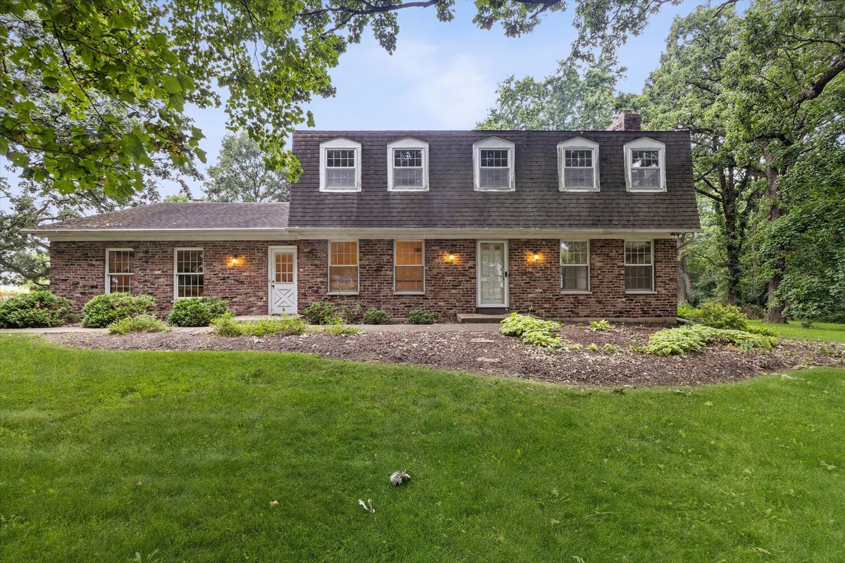 2s730 White Oak Ln, Batavia, IL 60510