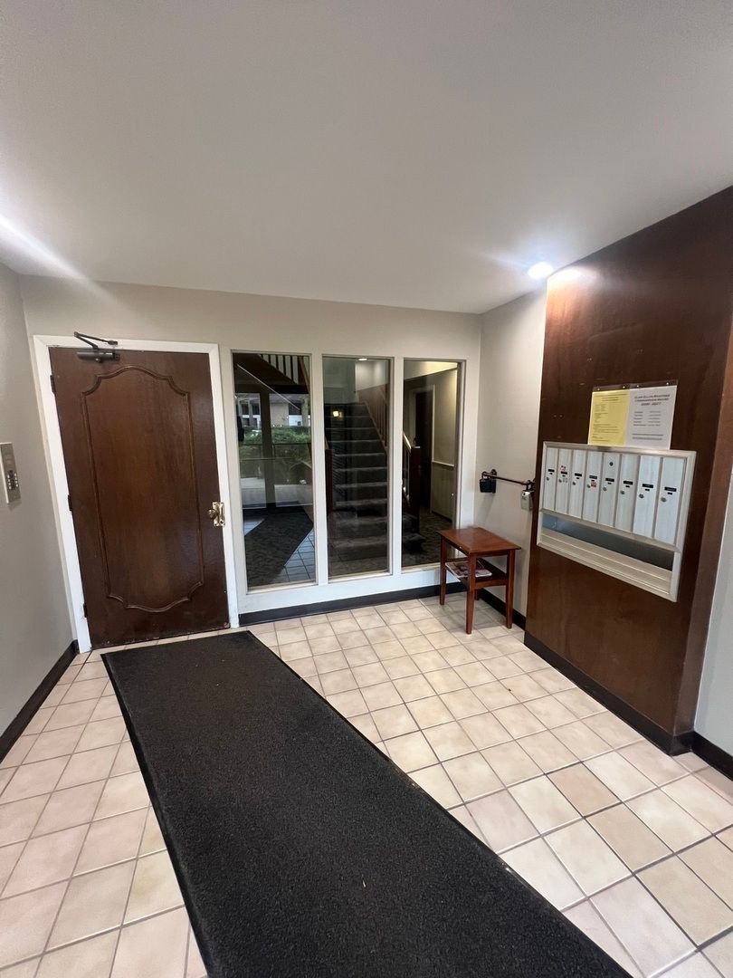 476 Raintree Ct #2C, Glen Ellyn, IL 60137 — photo 3