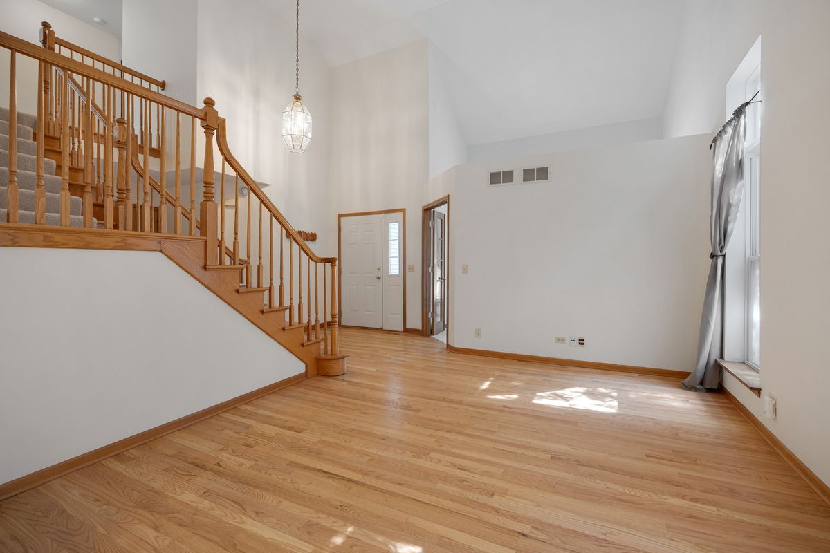 2519 Crestview Dr, Aurora, IL 60502 — photo 3