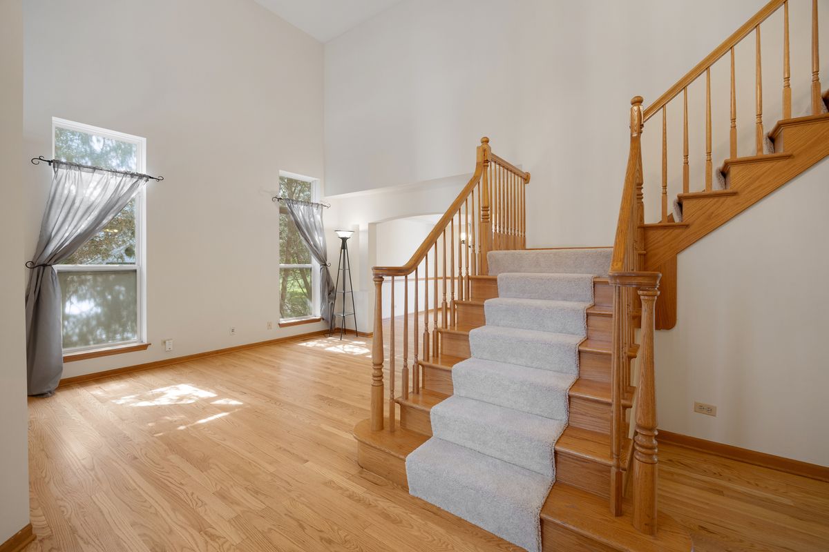 2519 Crestview Dr, Aurora, IL 60502 — photo 2