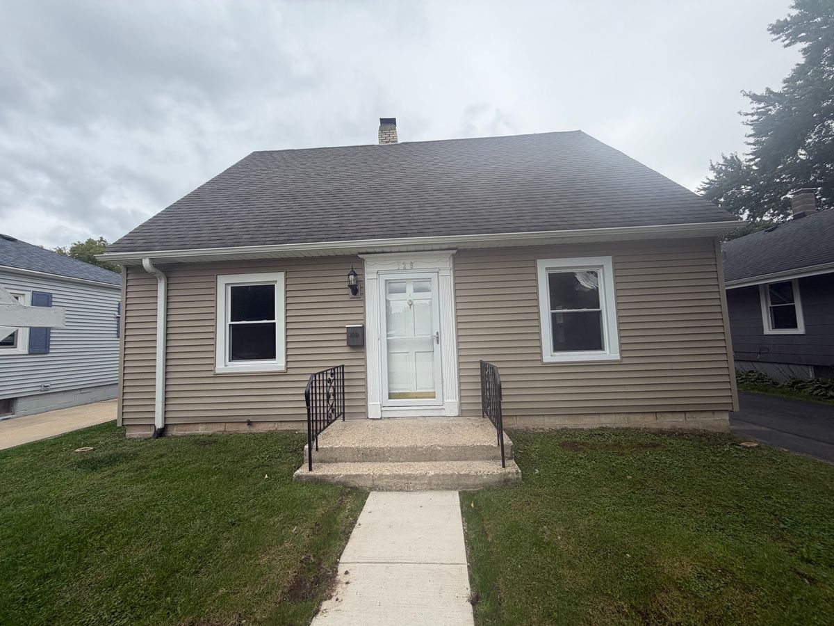 129 S Dubois Ave, Elgin, IL 60123