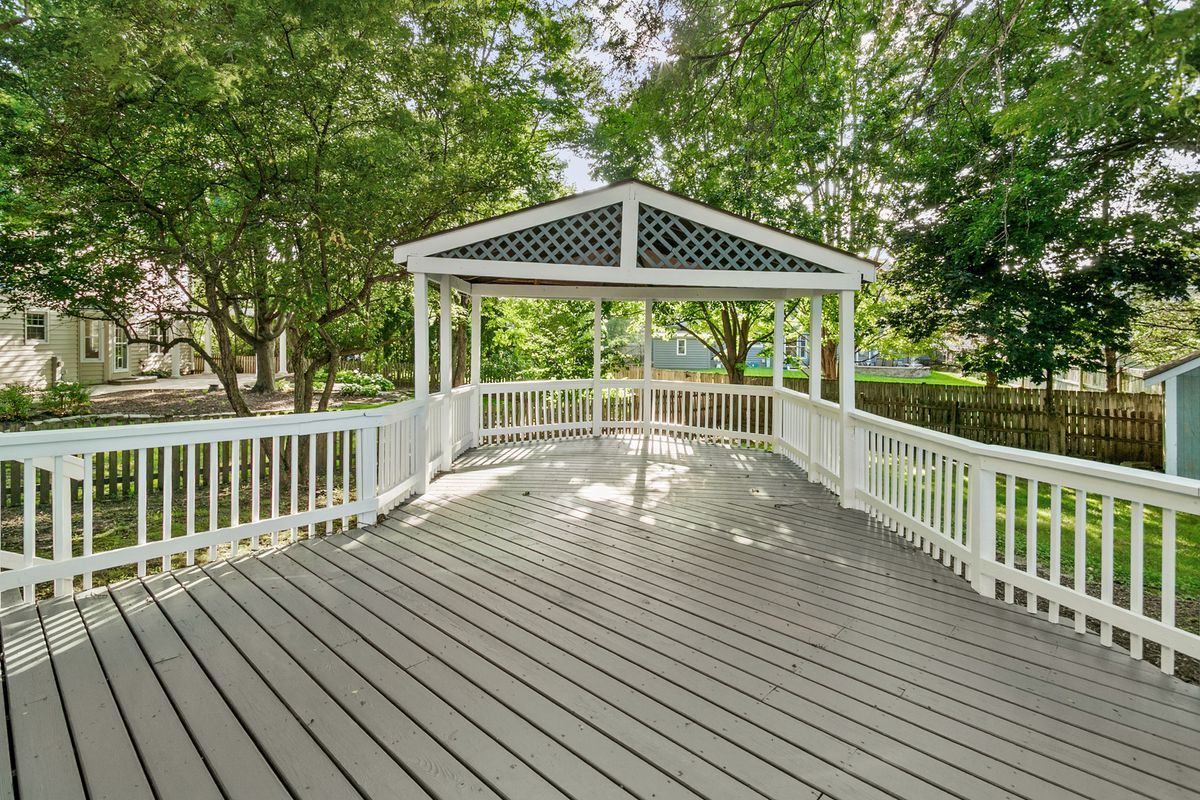 710 Alexandria Dr, Naperville, IL 60565 — photo 2