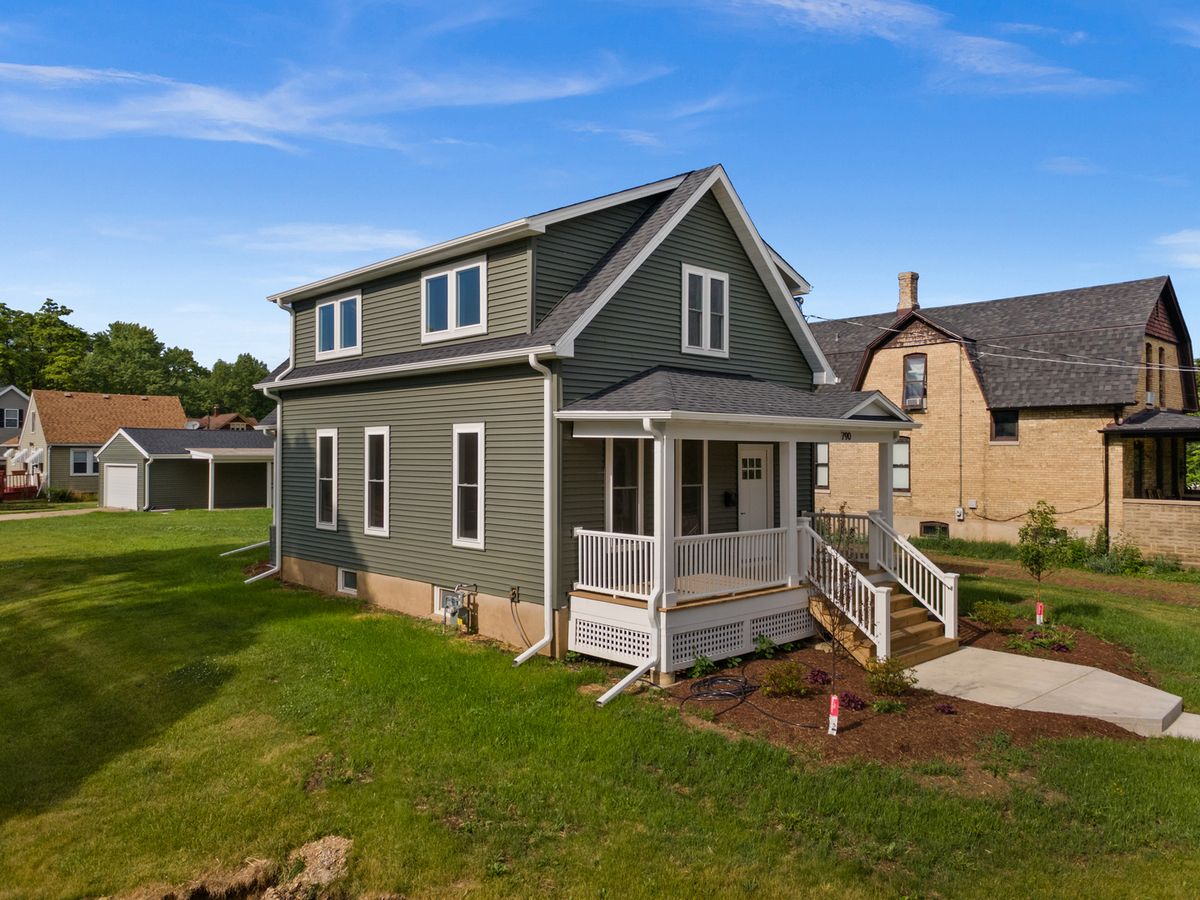790 Wing St, Elgin, IL 60123