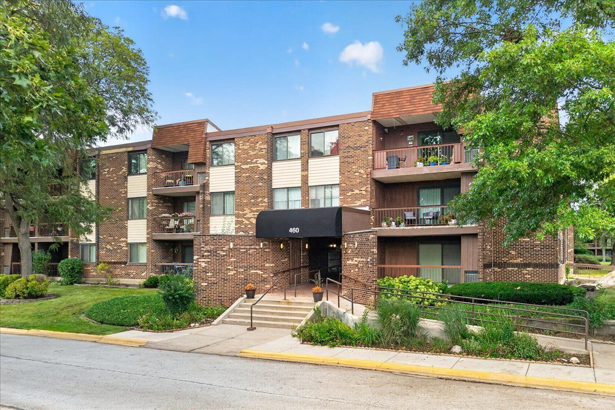 460 Raintree Ct #1H, Glen Ellyn, IL 60137
