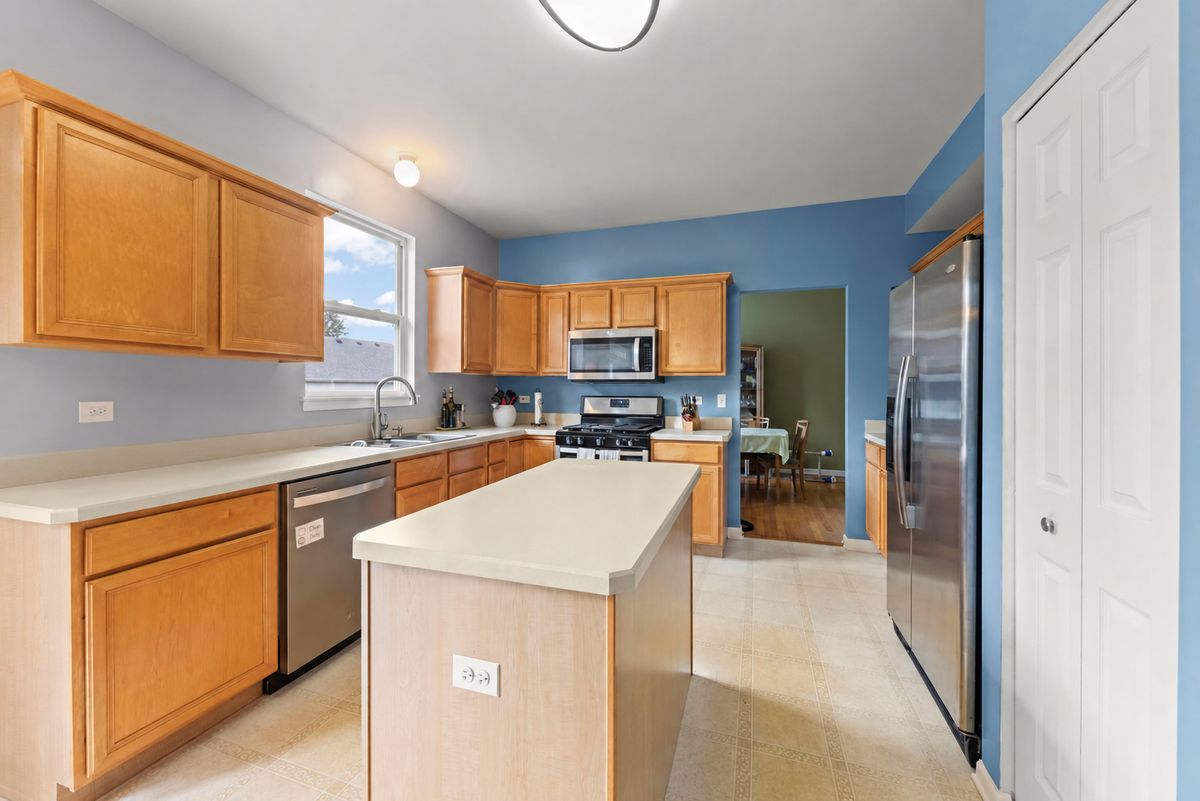 253 Carlton Mews Ct, Sugar Grove, IL 60554 — photo 2