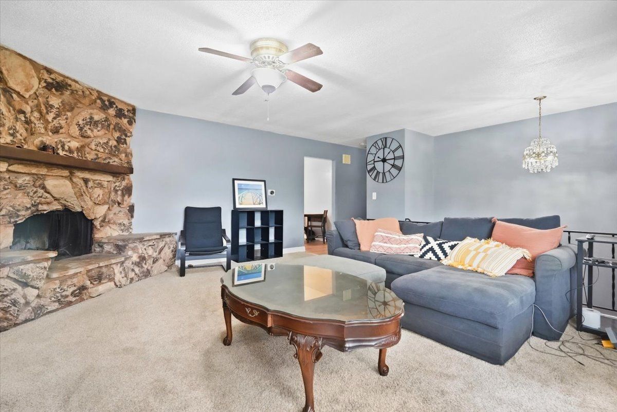 1807 Elmwood Dr, Lindenhurst, IL 60046 — photo 4