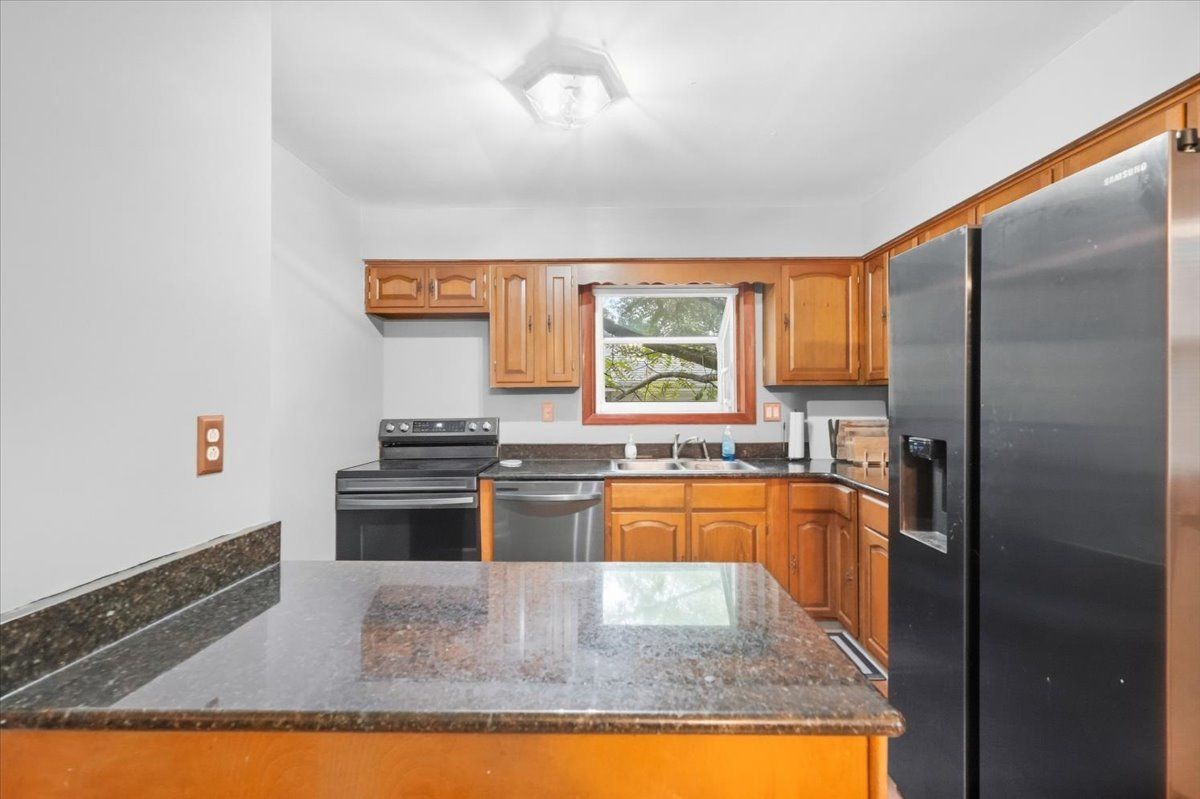1807 Elmwood Dr, Lindenhurst, IL 60046 — photo 6