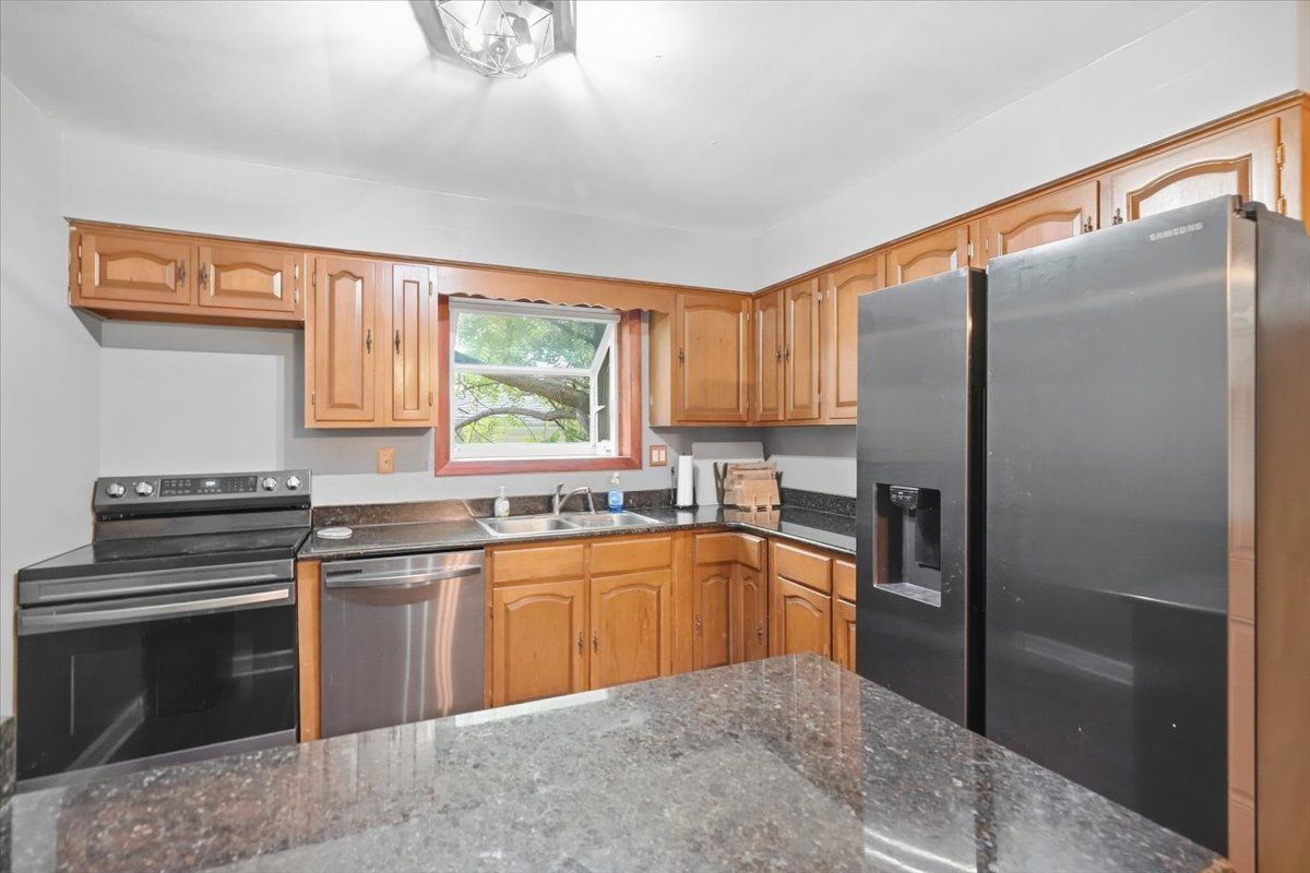 1807 Elmwood Dr, Lindenhurst, IL 60046 — photo 7