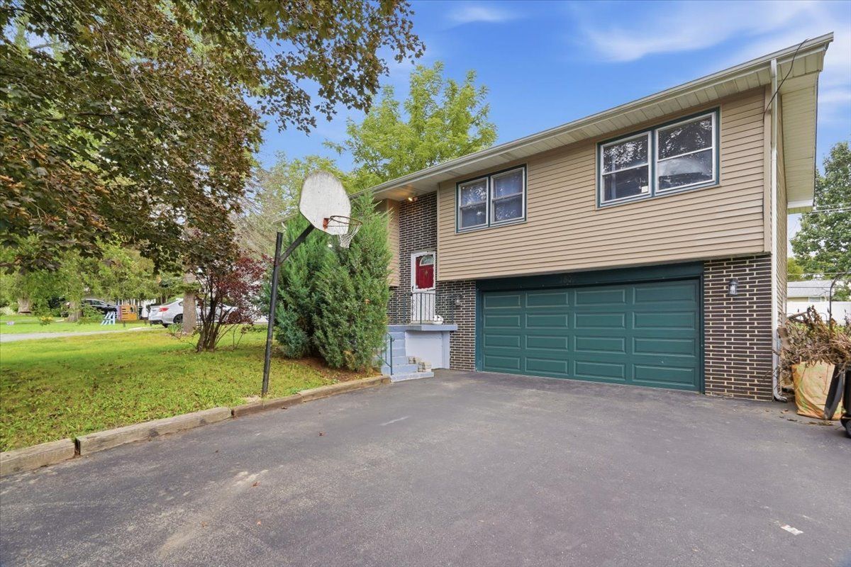 1807 Elmwood Dr, Lindenhurst, IL 60046 — photo 2