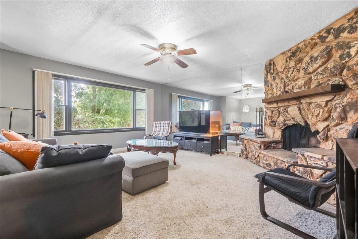 1807 Elmwood Dr, Lindenhurst, IL 60046 — photo 3
