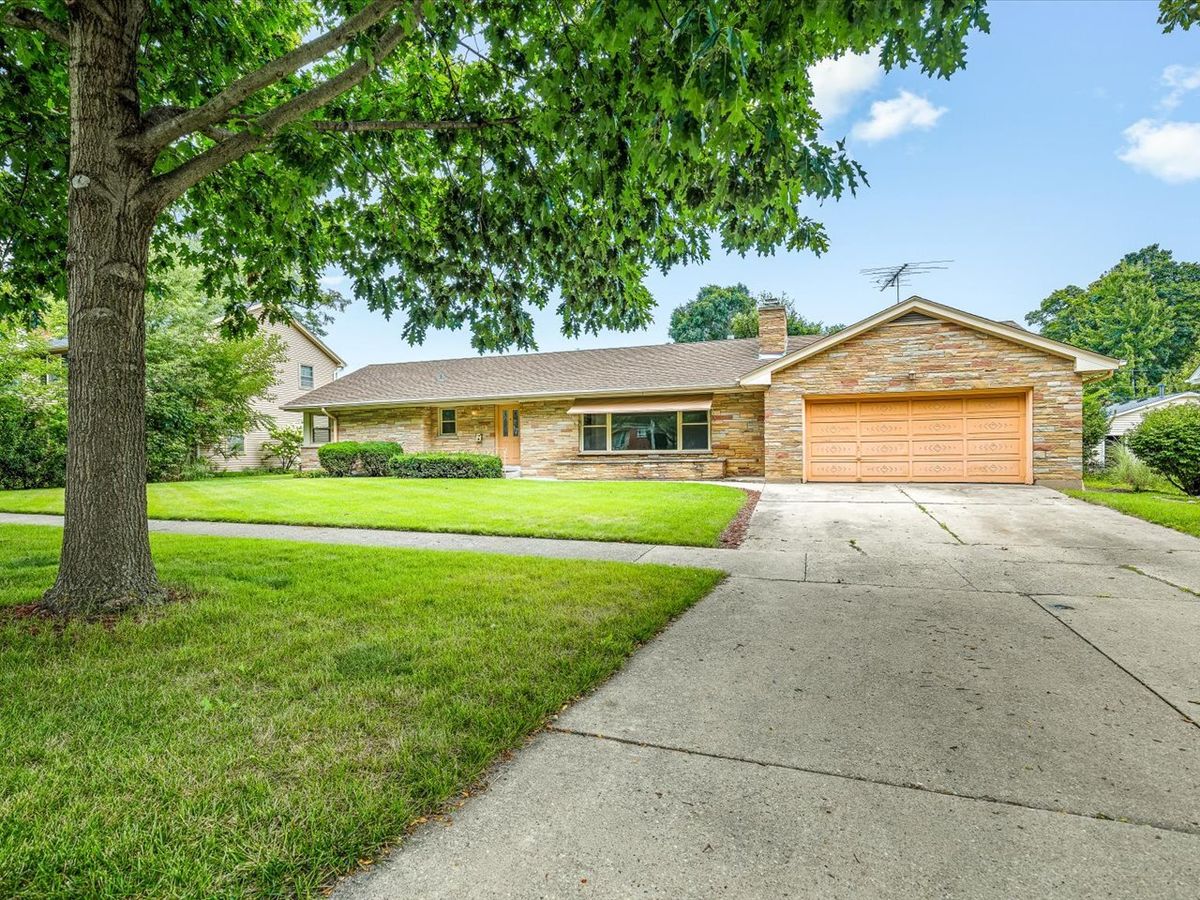 1324 S 3rd St, St. Charles, IL 60174