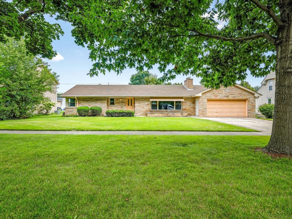 1324 S 3rd St, St. Charles, IL 60174 — photo 2