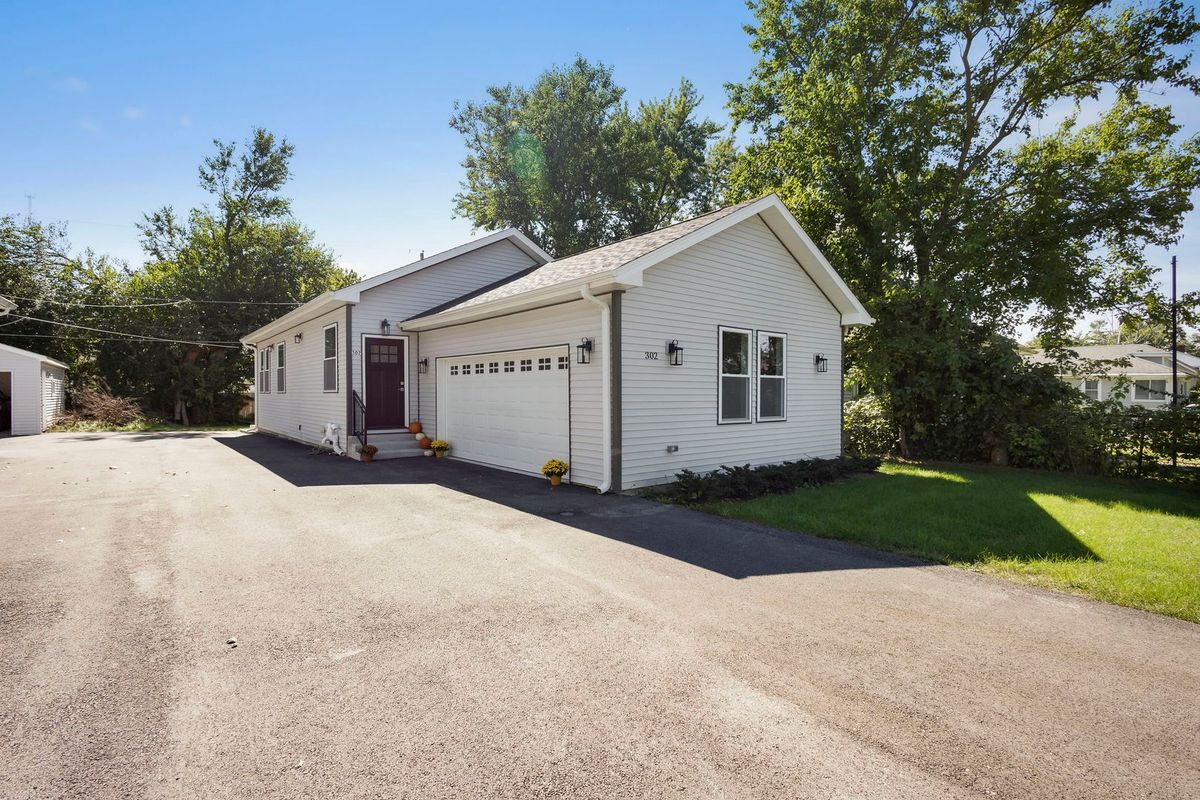 302 Hughes Ave, Lockport, IL 60441
