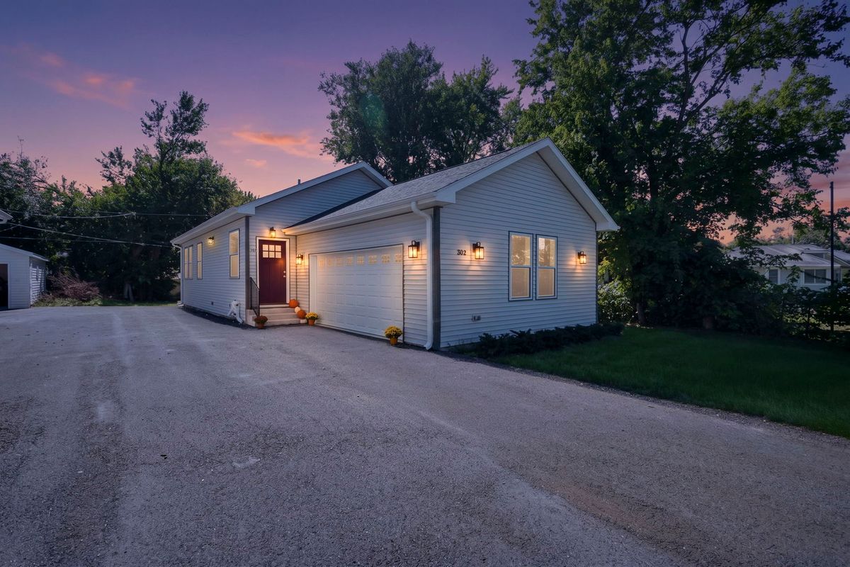 302 Hughes Ave, Lockport, IL 60441 — photo 2