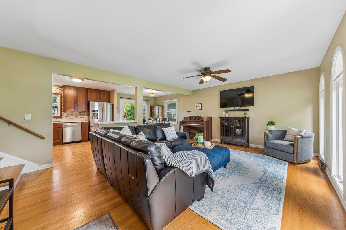 1501 E Elm St, Wheaton, IL 60189 — photo 2