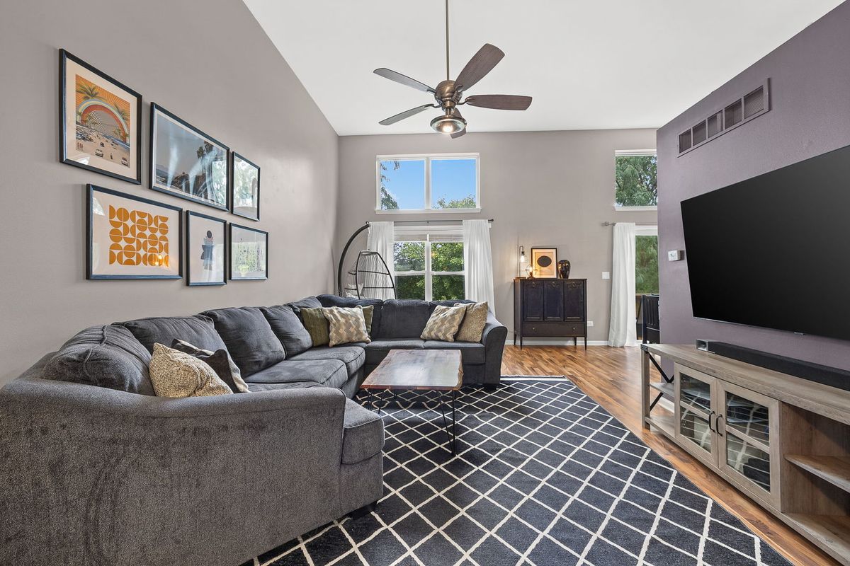 347 Gladstone Ln, Elgin, IL 60120 — photo 3