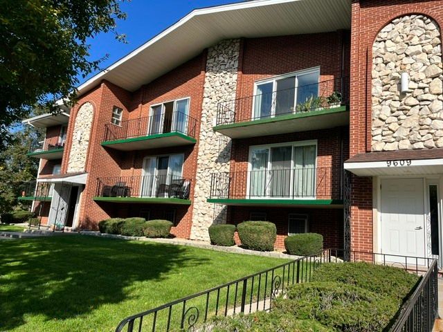 9605 S Komensky Ave #202, Oak Lawn, IL 60453