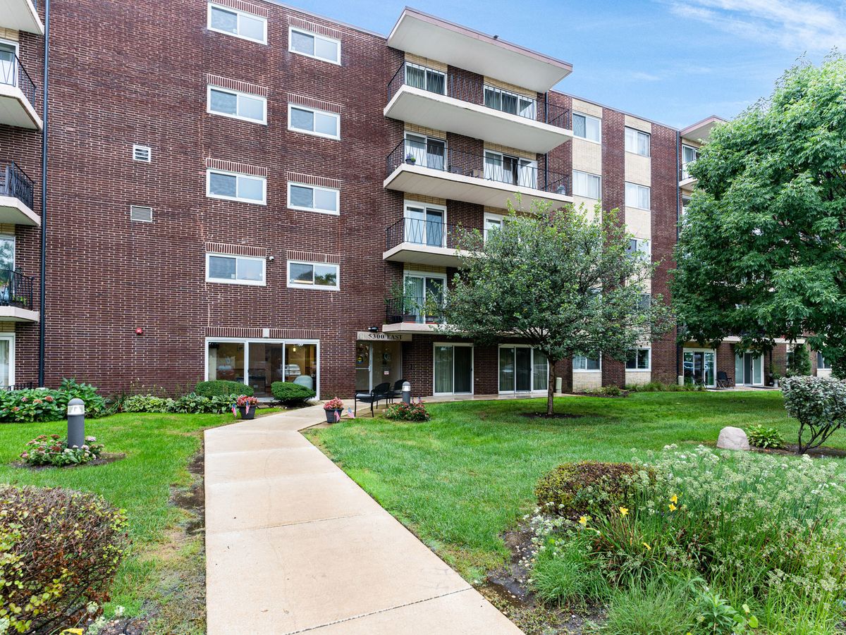 5300 Walnut Ave #17A, Downers Grove, IL 60515 — photo 2