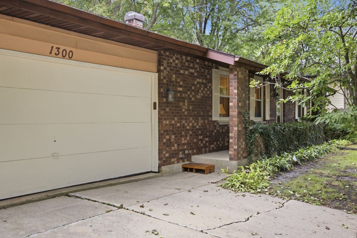 1300 N Lyle Ave, Elgin, IL 60123 — photo 2