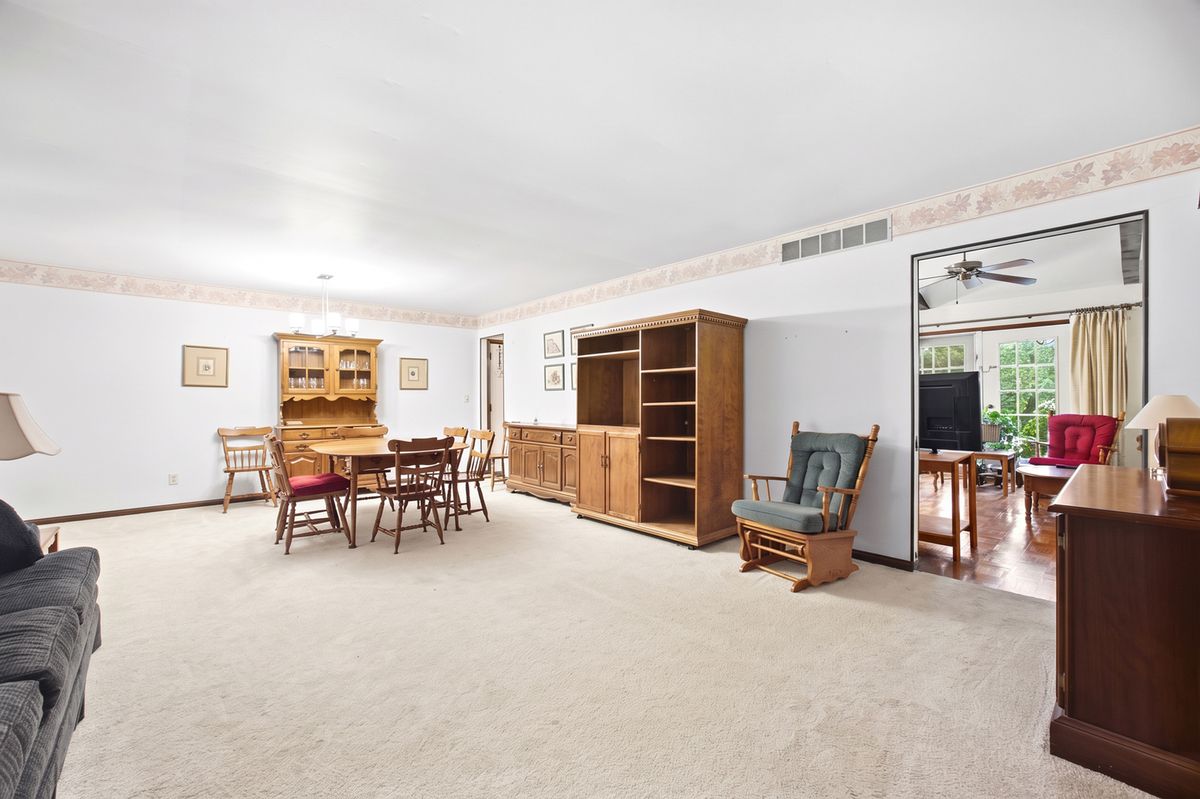 1300 N Lyle Ave, Elgin, IL 60123 — photo 3
