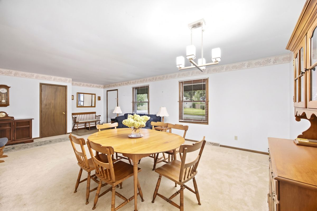 1300 N Lyle Ave, Elgin, IL 60123 — photo 4