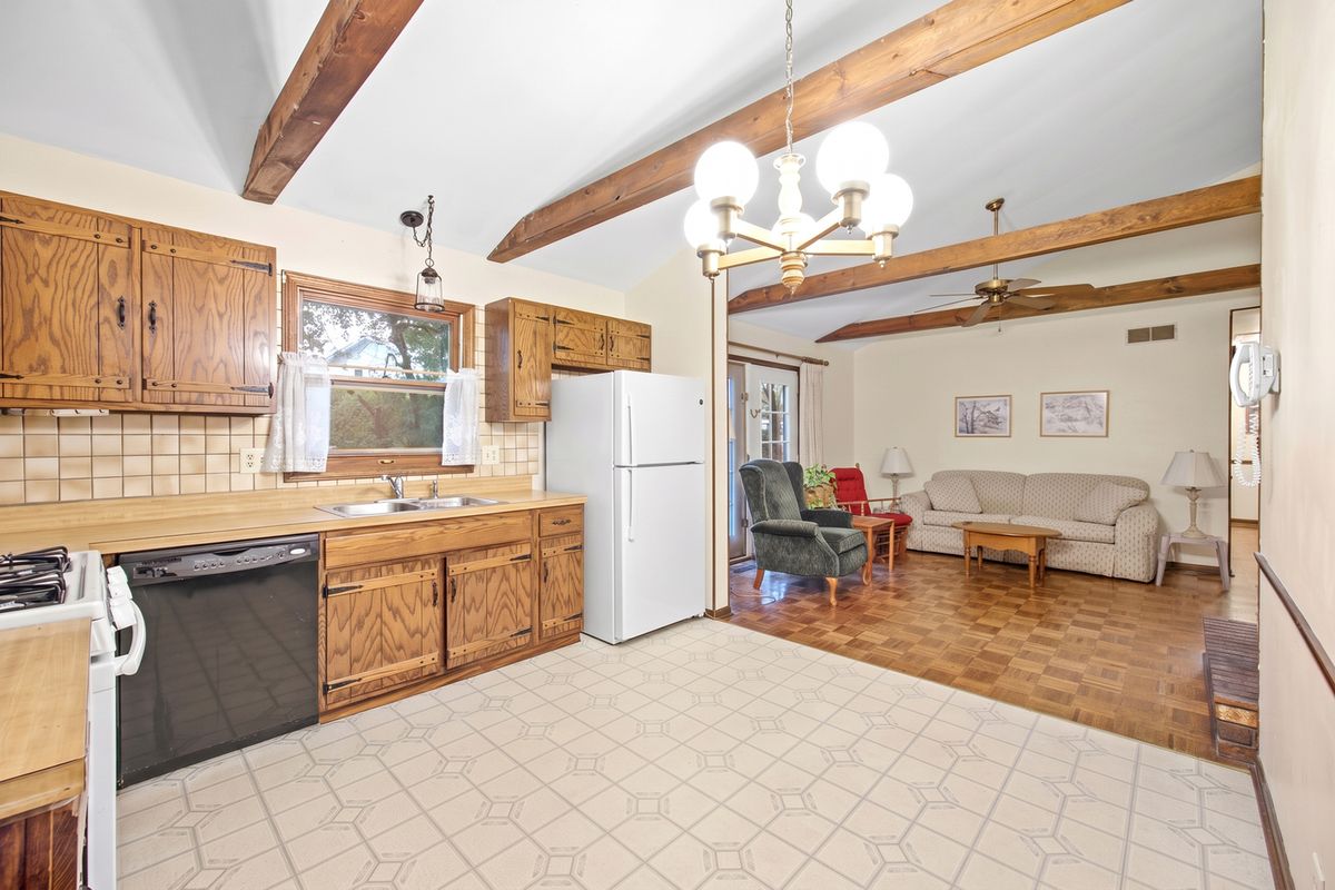 1300 N Lyle Ave, Elgin, IL 60123 — photo 8