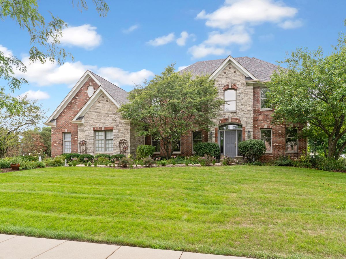 4135 River Ridge Dr, St. Charles, IL 60175