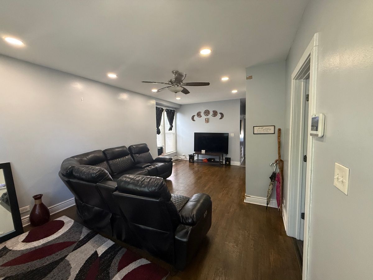 7931 S Muskegon Ave, Chicago, IL 60617 — photo 2