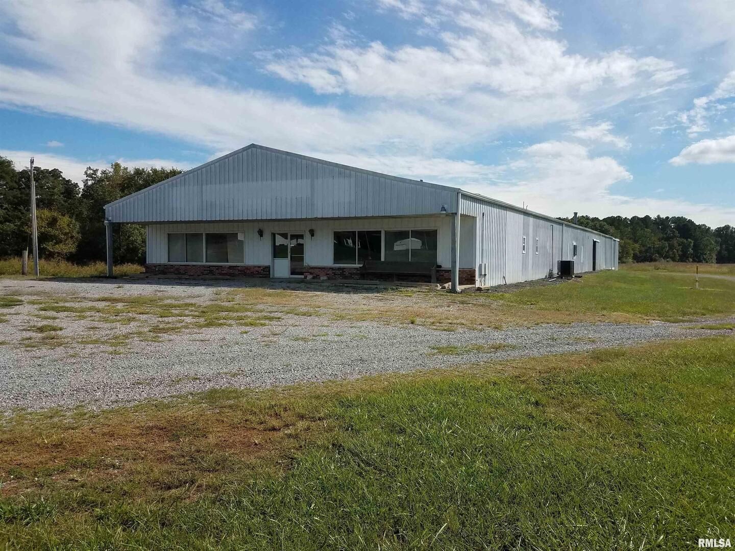 1238 W MAIN Street — Benton, IL 62812