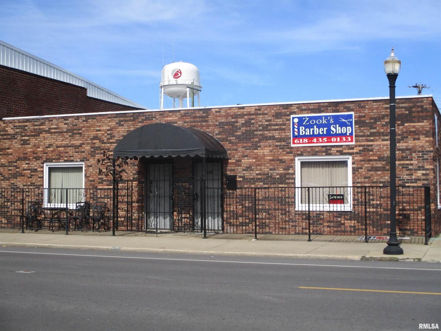 123 E MAIN Street — Benton, IL 62812