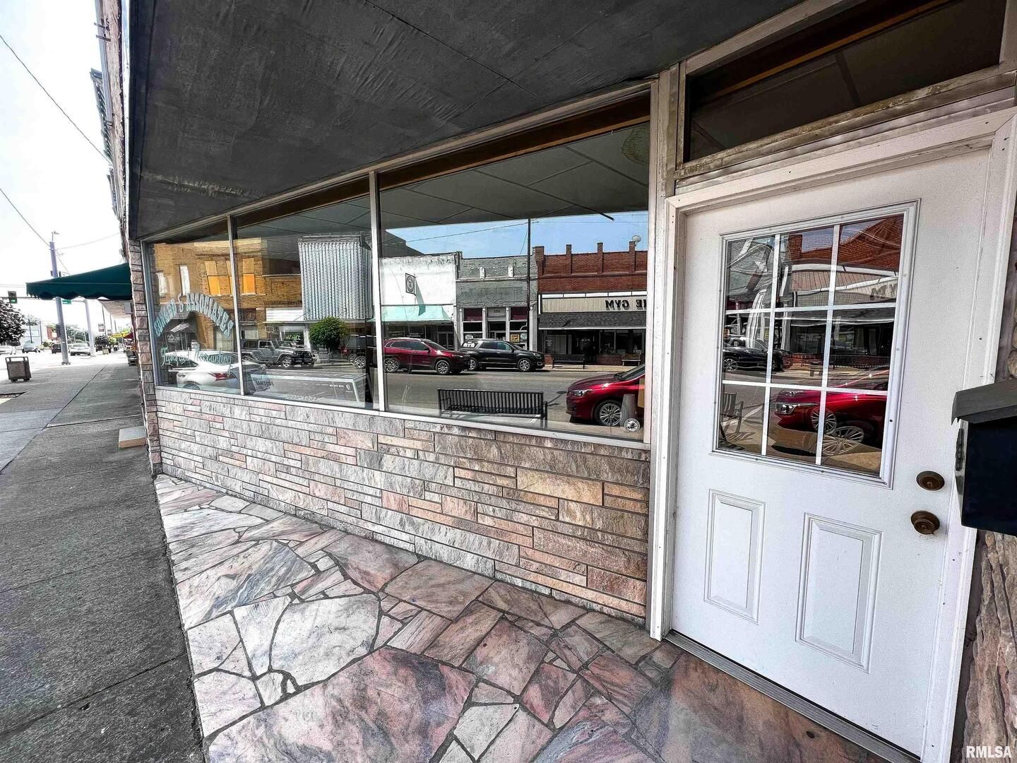 111 W NORTH Avenue #109 — Flora, IL 62839