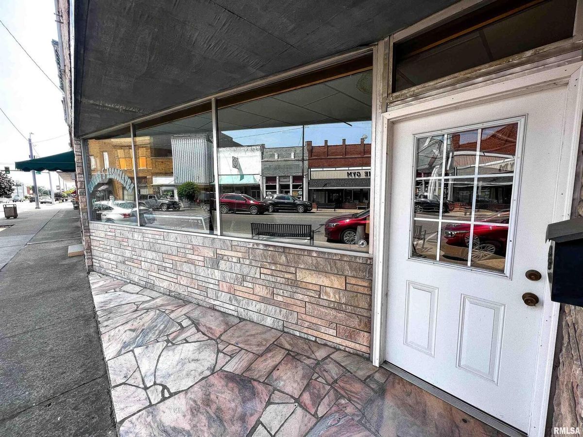 111 NORTH Avenue, Flora, IL 62839