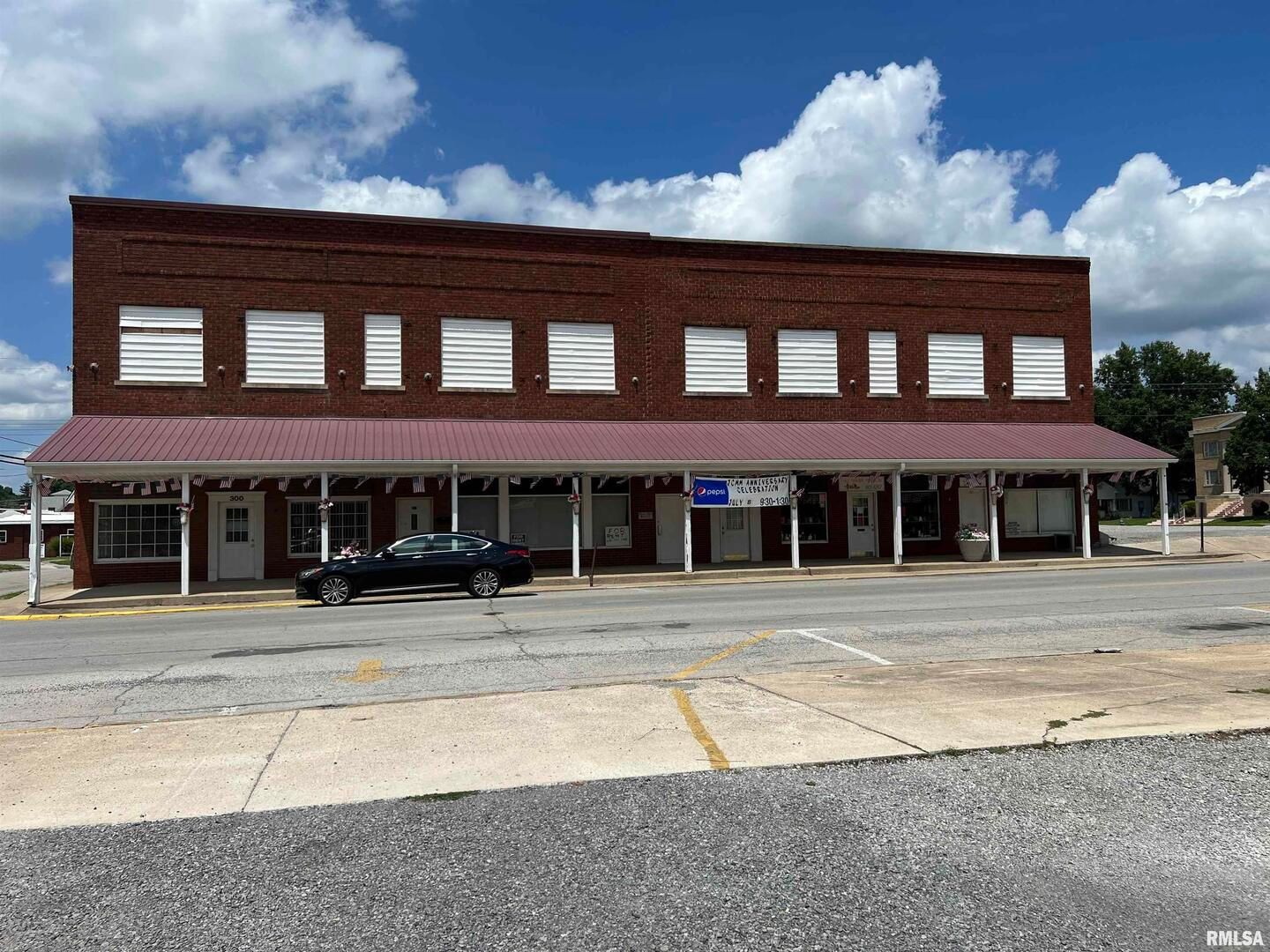 300 E BROADWAY Boulevard — Johnston City, IL 62951