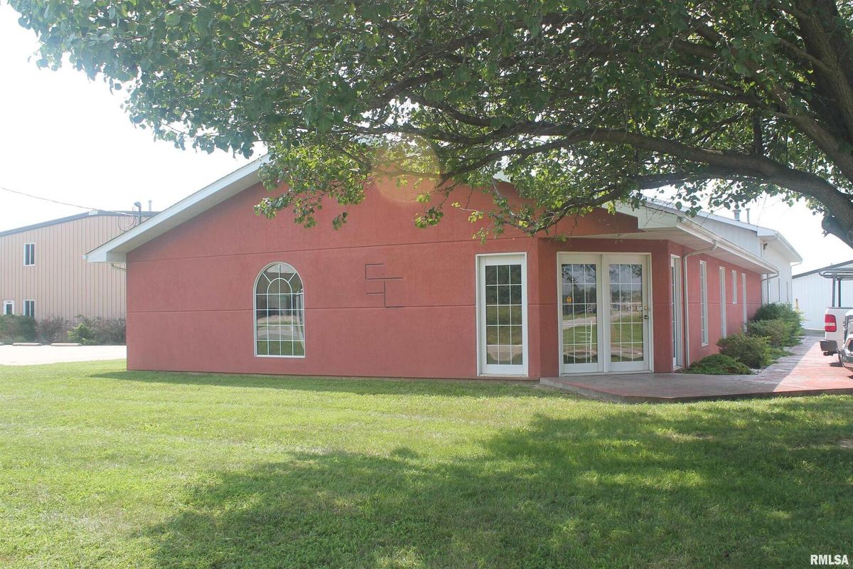 1300 Reed Station Road, Carbondale, IL 62901