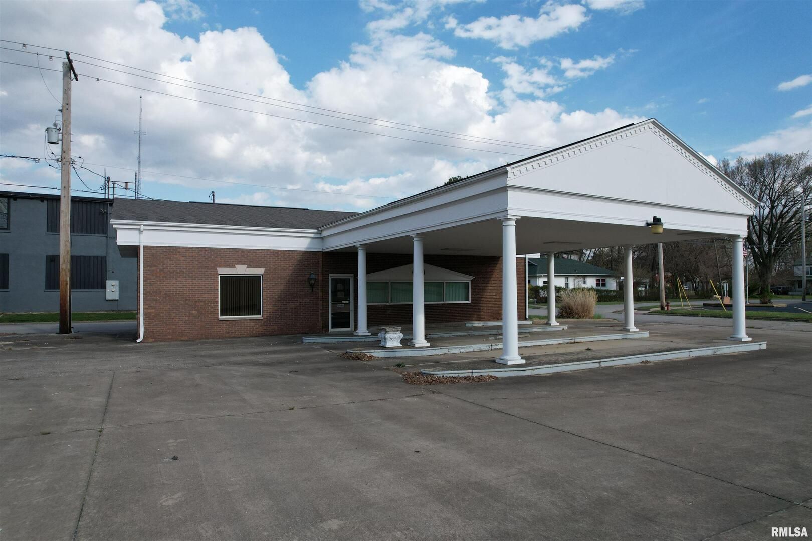 300 W CHURCH Street — Salem, IL 62881