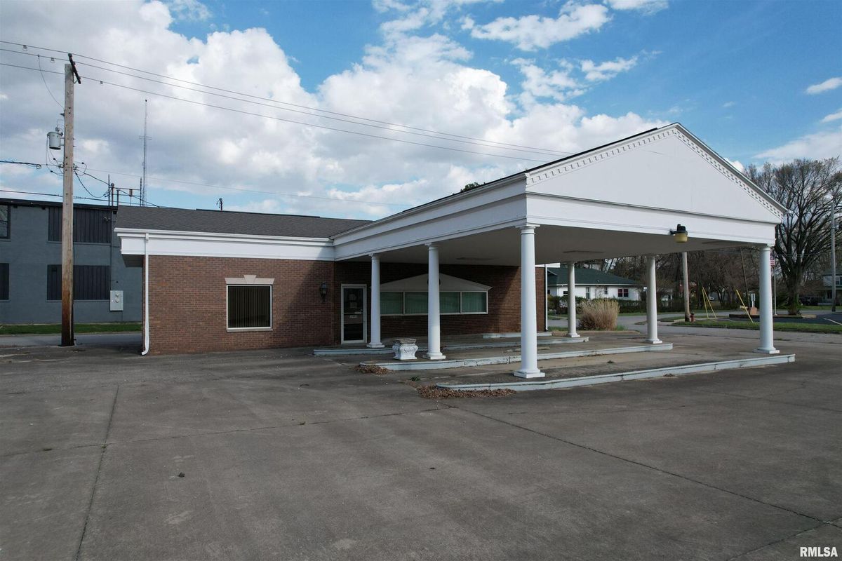 300 CHURCH Street, Salem, IL 62881